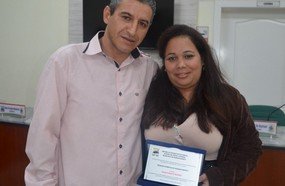Vereadores homenageiam médica cubana em Vargem Bonita
