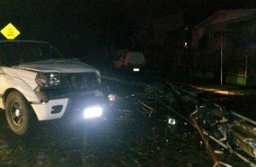 Motorista abandona caminhonete após derrubar dois postes
