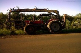 Motociclista fica gravemente ferido ao colidir com trator