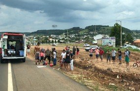 Motorista foge após provocar acidente com motocicletas na 282