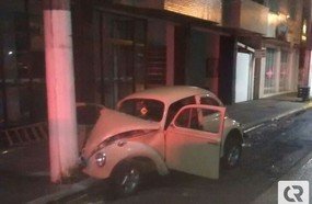 Motorista bate em poste na madrugada em Joaçaba
