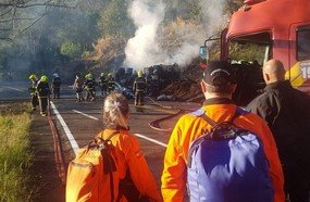 Motorista morre carbonizado após carreta tombar e pegar fogo