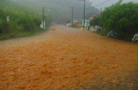 Chuva alaga casas e ruas em Erval Velho