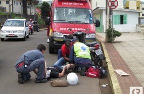 Mulher sofre fratura exposta em acidente no centro de Herval