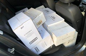PRF apreende carga de vinho estrangeiro irregular na BR-282