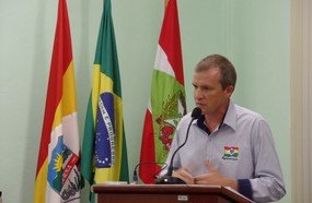Prefeito utiliza tribuna e desafia vereadores a abrirem CPI