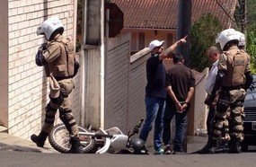 Menor é detido após empinar moto atrás do veículo do delegado regional