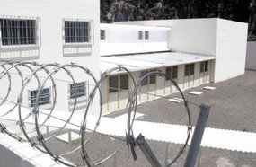 Indivíduo é baleado ao ser surpreendido furtando casa