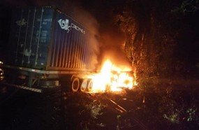 Cabine de carreta é destruída por incêndio na BR-153