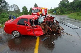 Veículo fica destruído ao colidir com caminhão guincho na BR-282