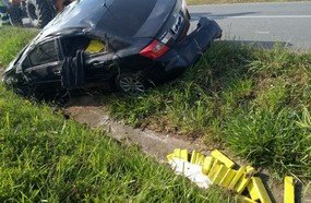 Carro carregado com maconha capota após perseguição policial