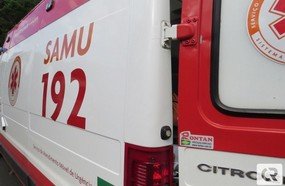 Rapaz em surto ameaça se jogar da ponte e apedreja SAMU e PM