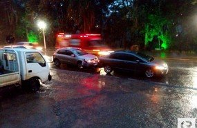 Engavetamento envolve quatro veículos na Av. XV de Novembro