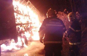 Carreta de Treze Tílias carregada com leite em pó é destruída por incêndio