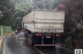 Carreta bloqueia trânsito novamente na ‘Curva do Tiepo’