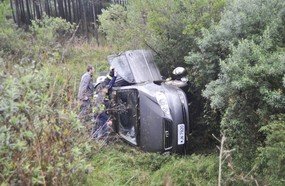 Veículo de Capinzal sai da pista e tomba na SC-135