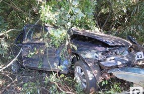 Casal fica ferido ao despencar com veículo em barranco na BR-282