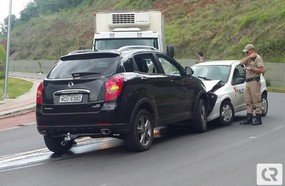 Colisão frontal entre veículos no Acesso Adolfo Ziguelli