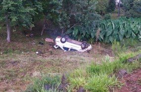 Três pessoas feridas em capotamento na BR-282
