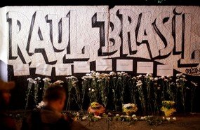 Moradores de Suzano prestam homenagens a mortos em tiroteio
