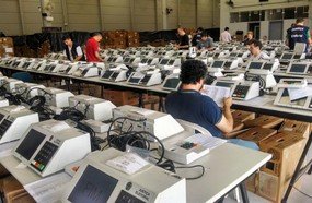 TRE-SC testa urnas que serão usadas nas eleições de 2014