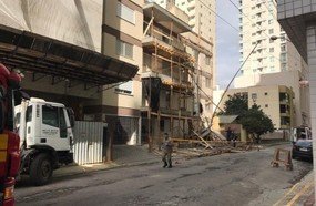 Sacadas de prédio desabam e matam duas pessoas em Itapema