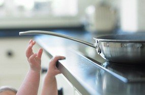 Criança sofre queimaduras de 1º e 2º grau com banha quente
