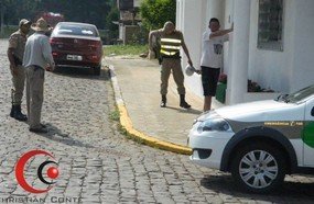 Homem é detido após entrar no banco com facão na cintura