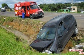 Veículo com cinco pessoas cai em vala na BR-153
