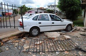 Veículo desgovernado invade muro de residência