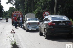 Engavetamento na BR-282 deixa duas mulheres feridas