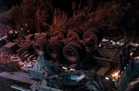 Caminhão de Joaçaba capota em Água Doce