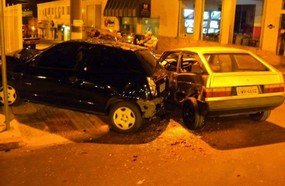 Colisão entre veículos deixa quatro pessoas feridas na madrugada