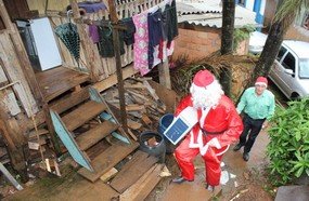 Crianças carentes recebem computadores em Joaçaba e Herval