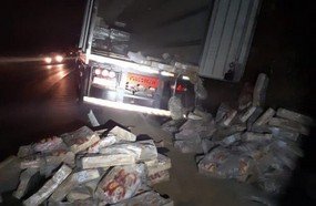 Carreta de Concórdia tem carga de linguiça saqueada na BR-153