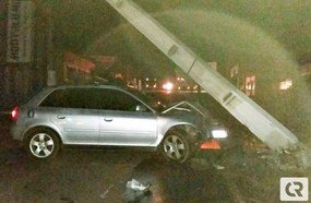 Motorista derruba poste e foge após entrar em luta corporal com PM