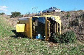 Micro-ônibus com 18 crianças tomba na BR-282
