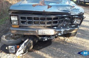 Jovem sofre fratura exposta em colisão entre moto e caminhonete