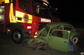 Idoso morre ao colidir de frente no caminhão dos Bombeiros