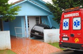Carro invade residência em Campos Novos