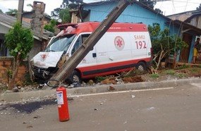 Médico pula de ambulância desgovernada em Caçador