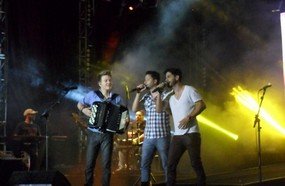Rock e Rodrigo cantam com Michel Teló na Expovale 2013