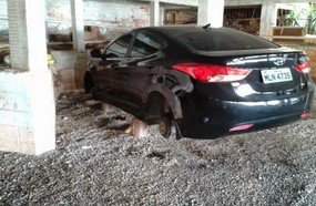 Surpresa desagradável: motoristas encontram veículos sem a rodas