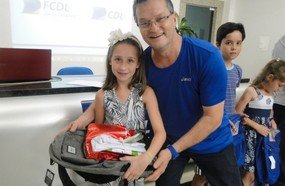 CDL entrega presentes para alunos do 