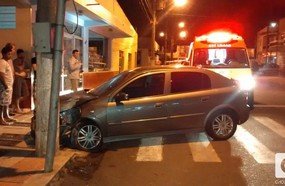 Veículo bate em poste e quebra o silêncio da noite em Herval d´Oeste