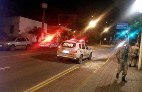 Homem desacata policiais e pula no rio para fugir de prisão