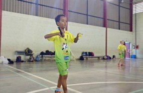 Alunos do Centro de Educação Frei Bruno recebem uniformes da AMOB