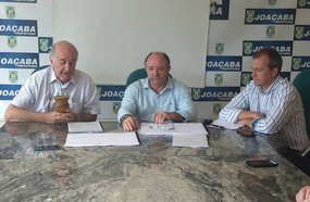 Ammoc entrega à prefeitos projeto de recapeamento de avenidas