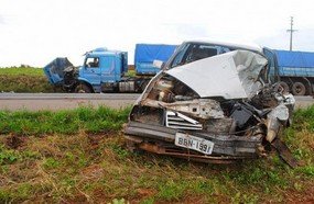 Colisão entre veículo e carreta deixa três feridos na BR-470