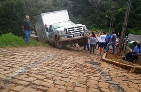 Caminhonete desgovernada quase atinge residência
